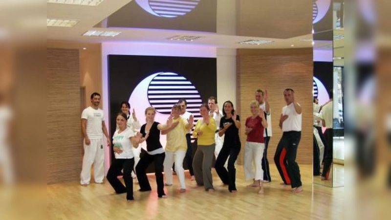 Viel Spaß hatten diese Eltern „auf den Spuren ihrer Kinder“ im Twin-Taekwondo-Center Germering, die von Schulleiter Christian Kugele (links) eine Einführung in die Philosophie des Taekwondo erhielten. (Foto: Eva Schraft)