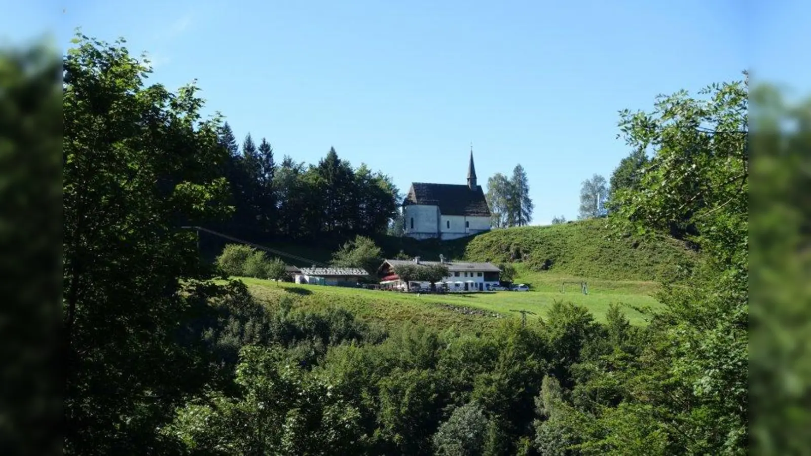 Die „Streichenkirche” St. Servatius und der Berggasthof „Streichen”. (Foto: Schwanthalerhöher Dreigsang)