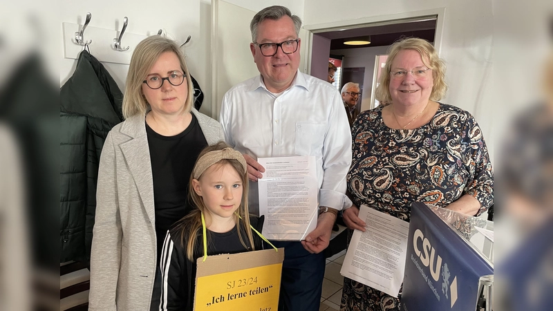 Den offenen Brief überreichten Christina Voigt und Tochter Julia an Landtagsabgeordneten Josef Schmid und Bezirkstagsrätin Barbara Kuhn. (Foto: Patrizia Steipe)