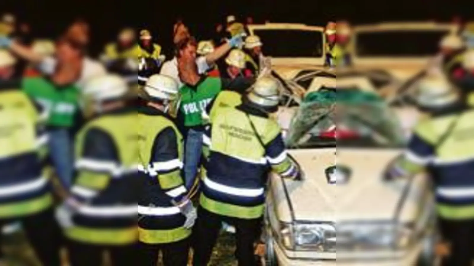 Die Feuerwehr muste die Beifahrerin aus dem völlig zerstörten Fahrzeug schneiden. 	 (Foto: Feuerwehr)