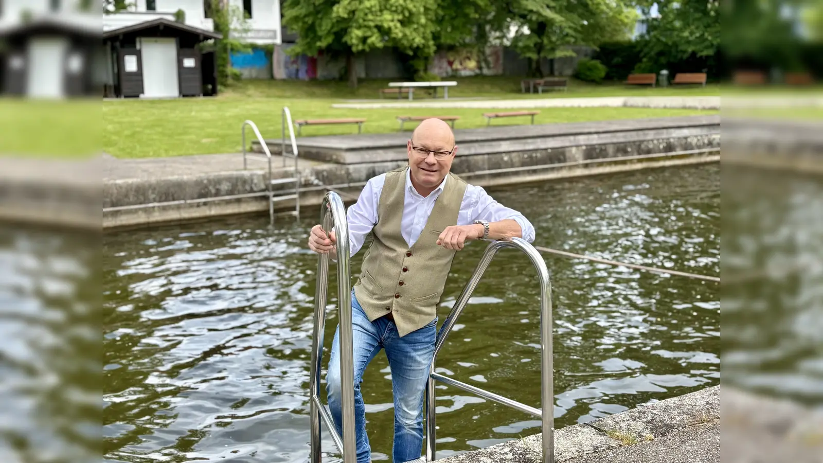 Der Planegger Bürgermeister Hermann Nafziger an der Würm-Badestelle mitten im Ort.  (Foto: Ulrike Seiffert)