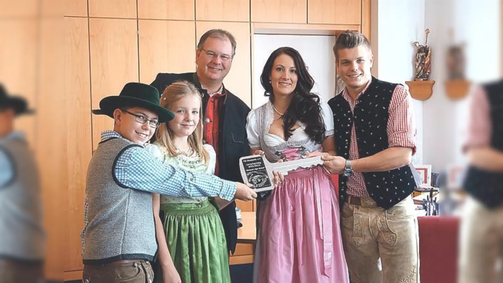 Bürgermeister Wolfgang Panzer begrüßt die neuen Prinzenpaare: Stefan VI. und Nicole I, sowie Julia I.und Simon I. (Kinderprinzenpaar).	 (Foto: hw)