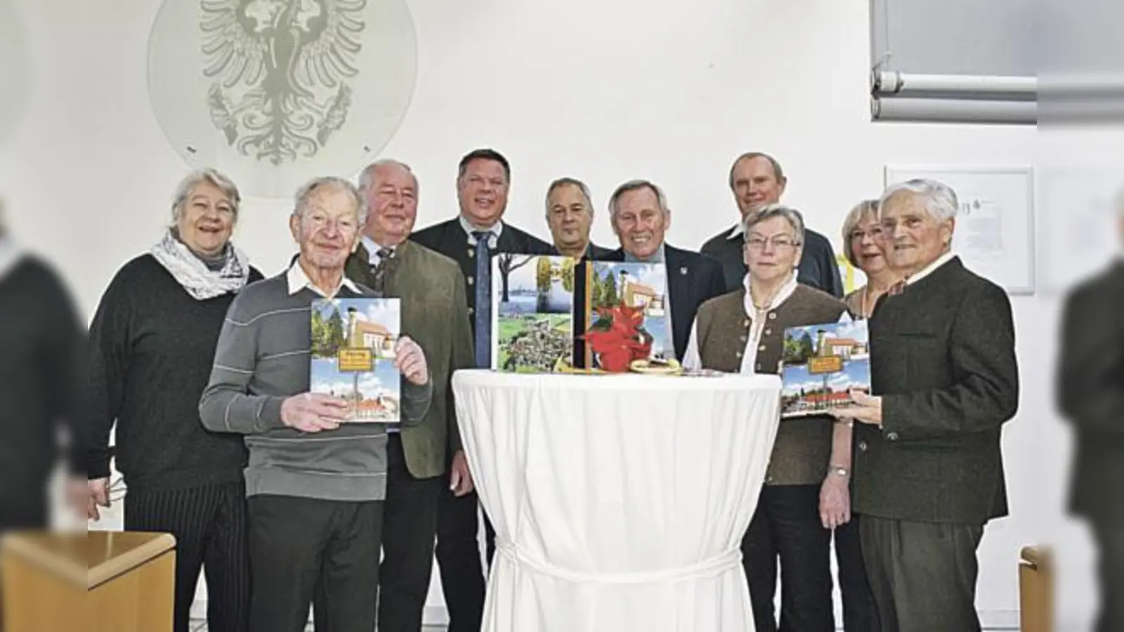 Der Heimatkundekreis Zorneding vollendete im letzten Jahr mit der Pöringer Chronik sein 700-seitiges Geschichtswerk über Zorneding und seine Ortsteile.	 (Foto: Stefan Dohl)