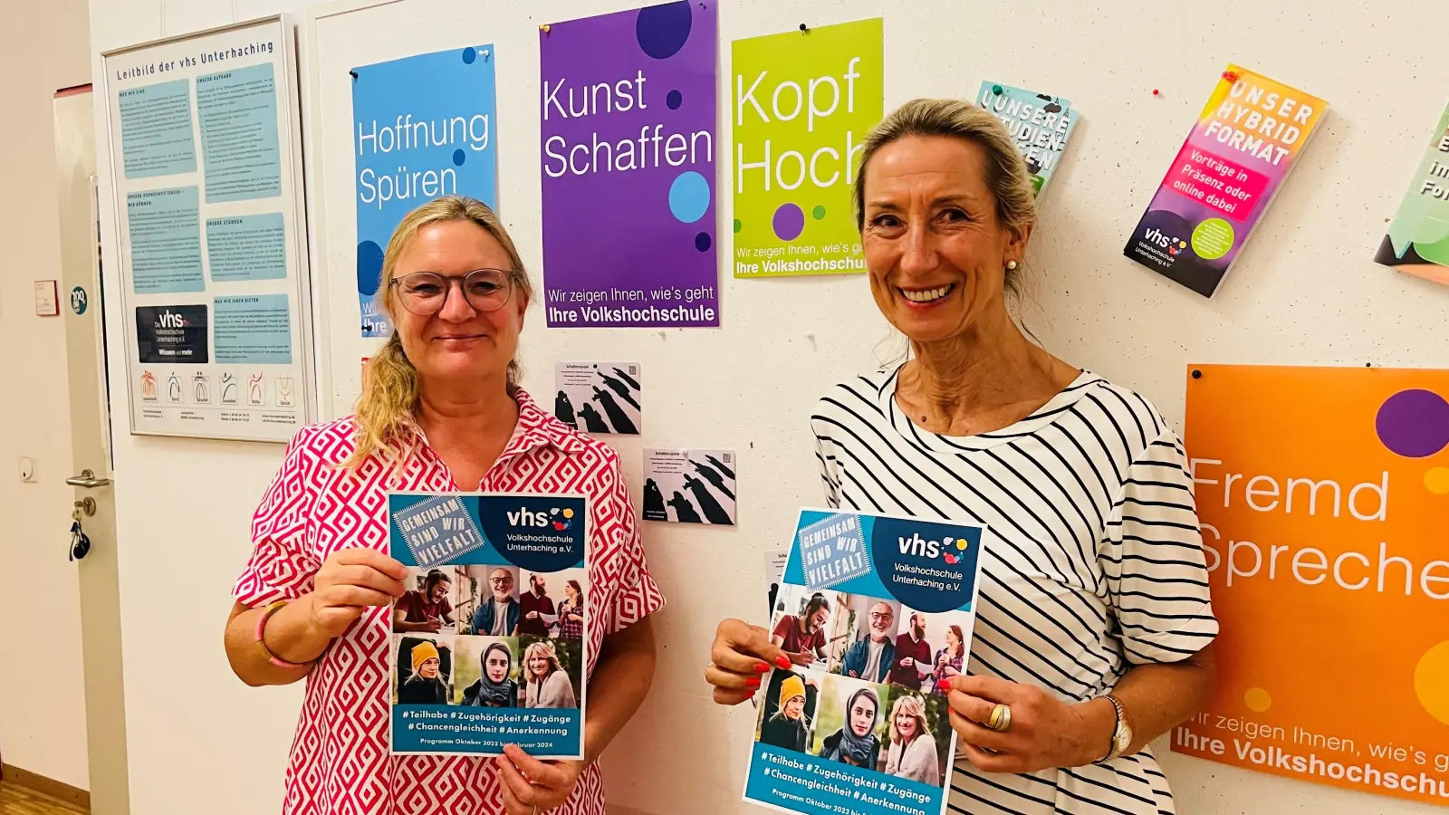 Die neue Vorsitzende der vhs-Unterhaching, Lydia Waldner (r.) und die vhs-Leitung Barbara Sporrer freuen sich, das neue Programm vorstellen zu dürfen.  (Foto: hw)
