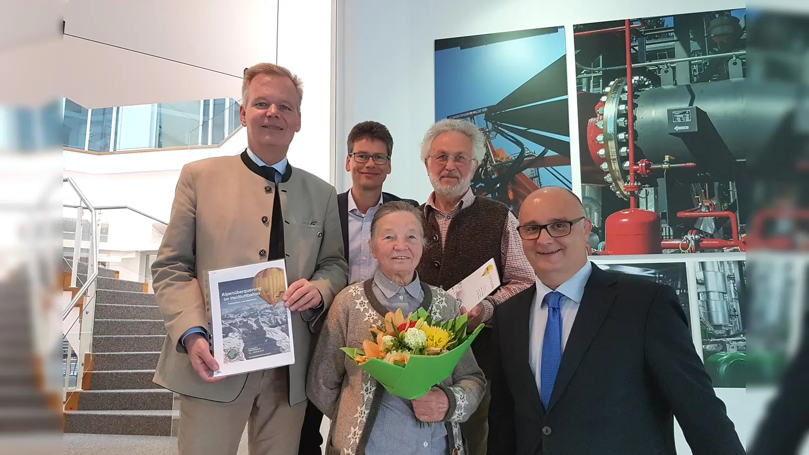 Wünschten den zukünftigen Ballonfahrern Wilhelm und Adelheid Prells eine ganz besondere Alpen-Traverse: Grünwalds 1. Bürgermeister Jan Neusiedl (1.v.l.) und die EWG-Geschäftsführer Andreas Lederle (1.v.r.) und Stefan Rothörl (2.v.l.). (Foto: VA)