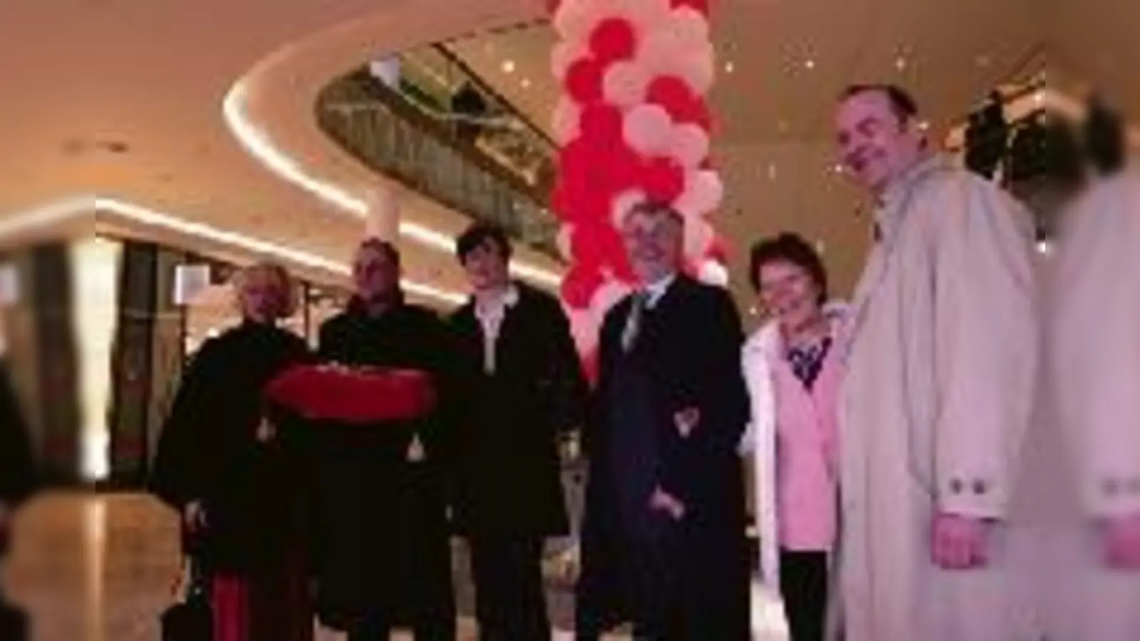 Den symbolischen Schlüssel erhielt Sabine Zimmerer von Thomas Schumacher im Beisein von Bürgermeisterin Christine Strobl (v. li.) und weiteren Vertretern von Fondara.  (Foto: cr)