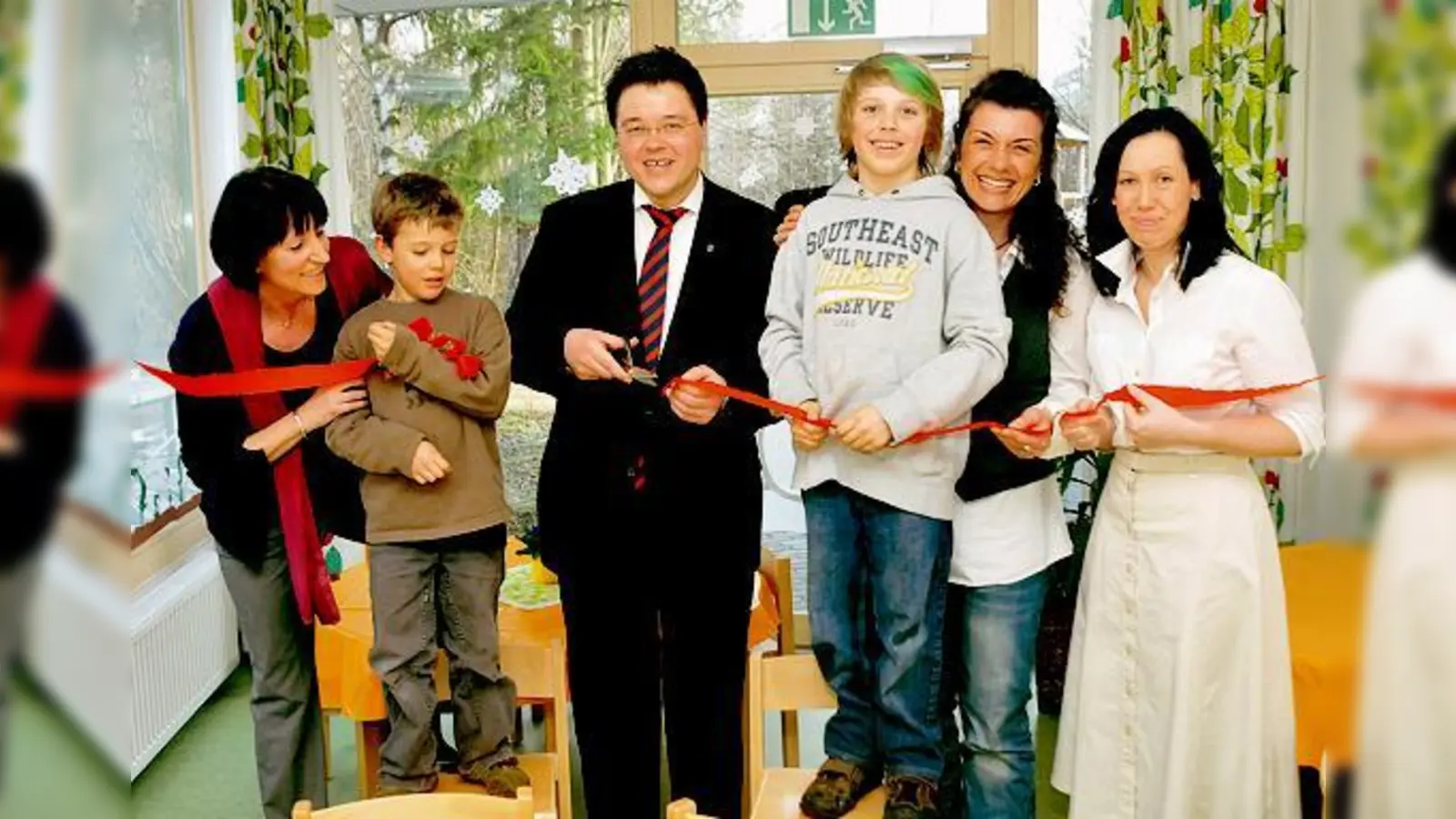 Von links nach rechts: Marliese Junior (Leiterin des Kindergartens), Luis Lührs, Bürgermeister Thomas Loderer, Leslie Lührs, Kathrin Lührs (Leiterin des Projektteams »Anbau«), Dr. Stefanie Gregg (1.Vorsitzende des Kindergartenvereins)  (Foto: Monika Gerhard)