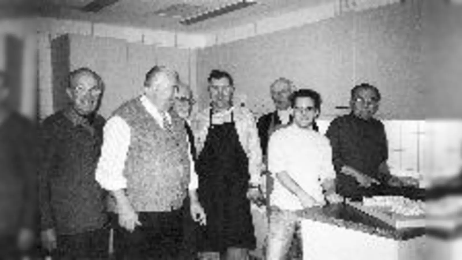 Zuviele Köche verderben den Brei? Nicht bei der neuen Kochgruppe nur für Männer im ASZ unter Leitung von ASZ-Zivi Adrian Achatz (2.v.r.).	 (Foto: ASZ)