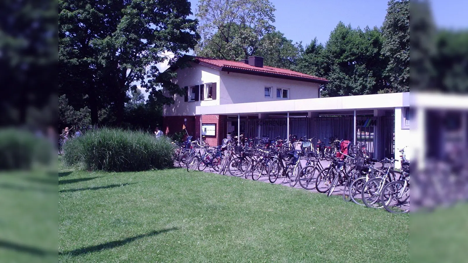 Am Schyrenbad parken (zu) viele Fahrräder wild. Die Grünen wollen Abhilfe schaffen. (Foto: Zeitlupe, CC BY-SA 3.0)