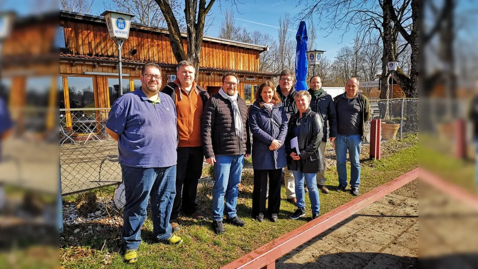 Was gebraucht wird, sieht man am besten vor Ort – Verena Dietl (4. V. l.) beim FC Rot Weiß Oberföhring. (Foto: Ralf Telek)