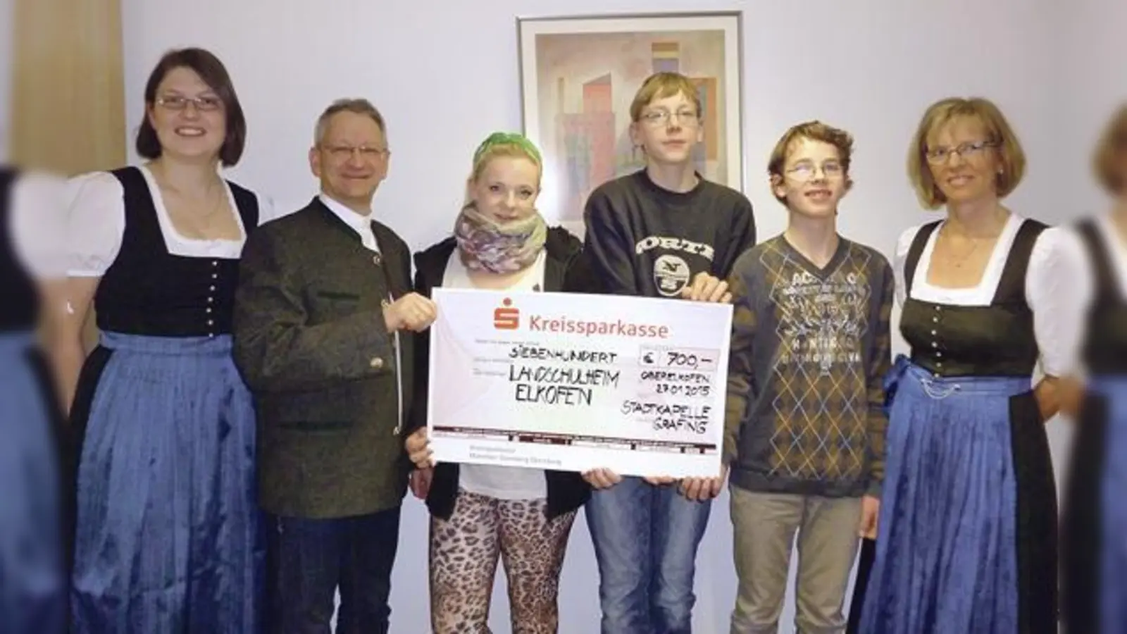 Vertreter der Stadtkapelle Grafing und des Landschulheimes Elkofen bei der Scheckübergabe.	 (F: privat)