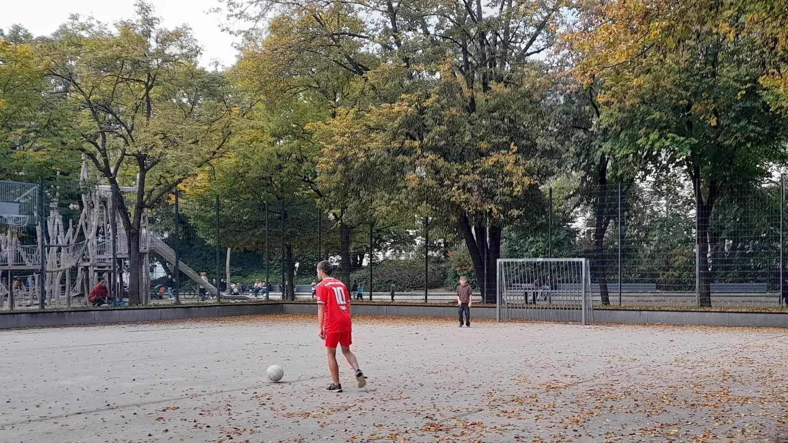 Das Baureferat prüft den Wunsch der Kinder und Jugendlichen für mehr Licht am Bolzplatz am Georg-Freundorfer-Platz. (Foto: Beatrix Köber)