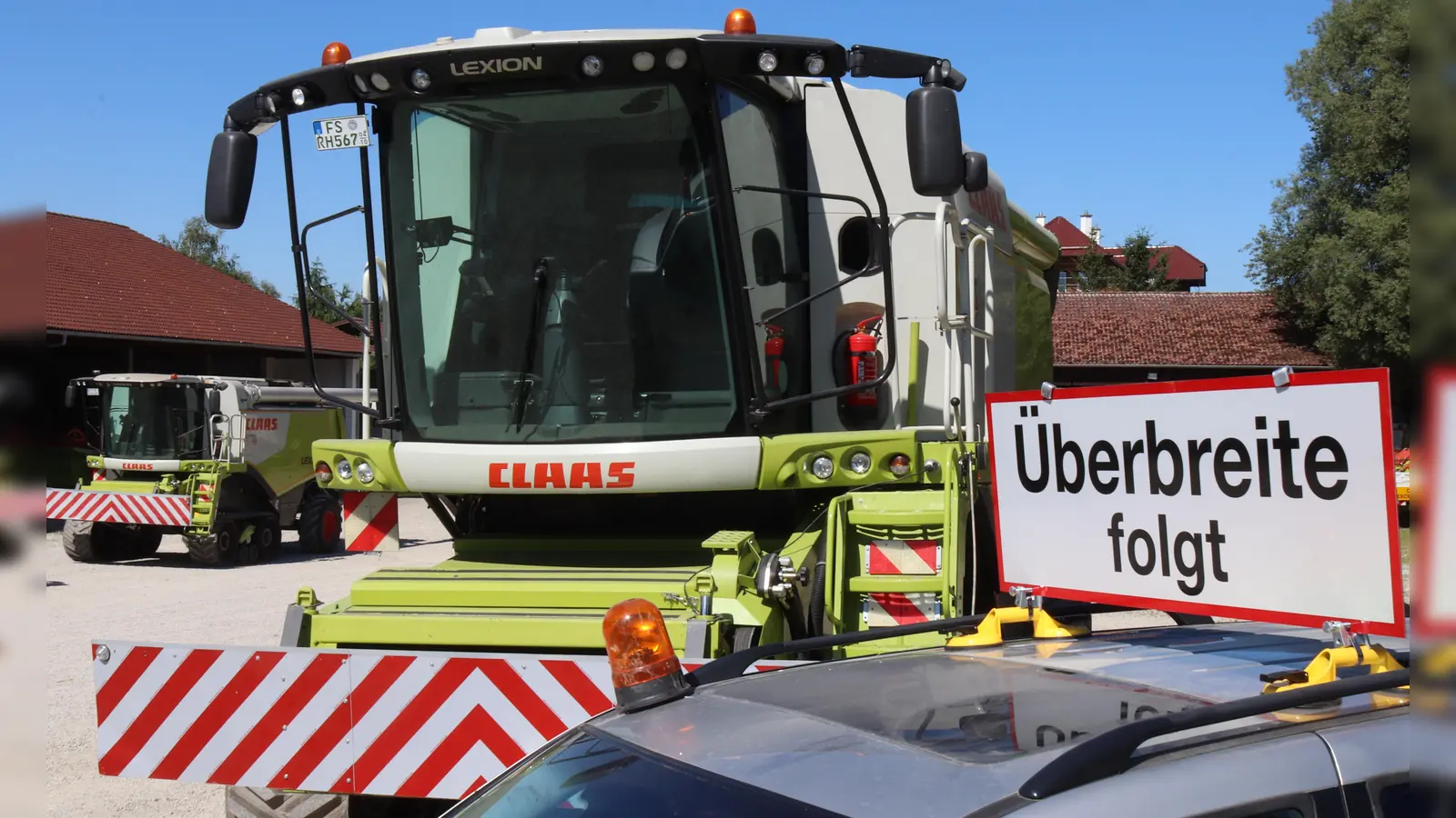 So werden künftig immer mehr Mähdrescher auf den Straßen unterwegs sein: Mit Begleitfahrzeug und unmissverständlicher Warnung. (Foto: kw )
