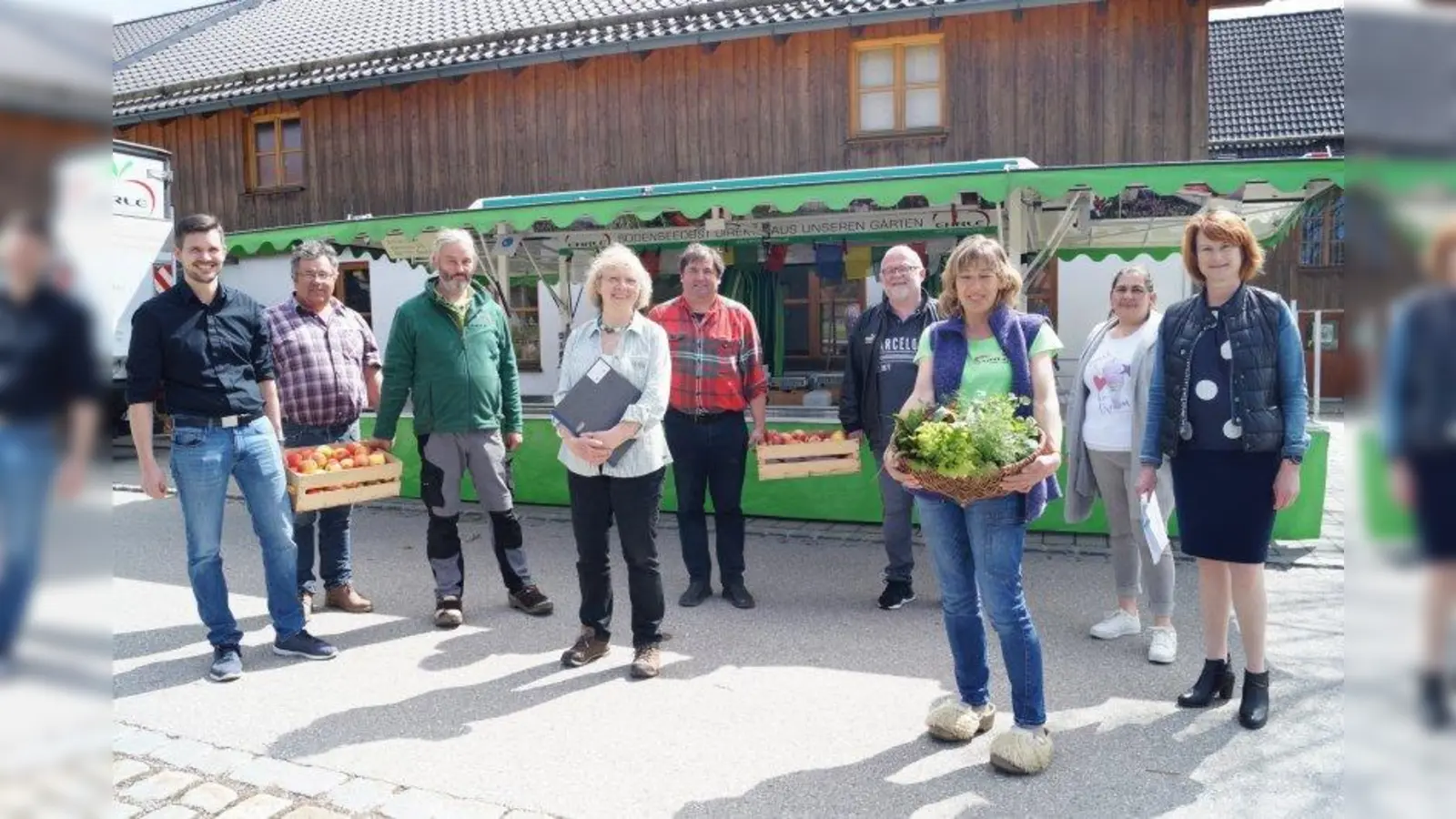 Freuen sich auf den Beginn des Wochenmarkts, v.l.: Thomas Rainer, Johann Hirschvogel, Rainer Ehrle,  Katharina Braun, Raimund Krumey (Gemeinde), Sepp Schneider, Martina Ehrle, Petra Schwienbacher und Johanna Senft. (Foto: pst)