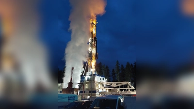  Das heiße Wasser aus Laufzorn II hat eine gigantische Dampfwolke aufsteigen lassen. (Foto: Erdwärme Grünwald)