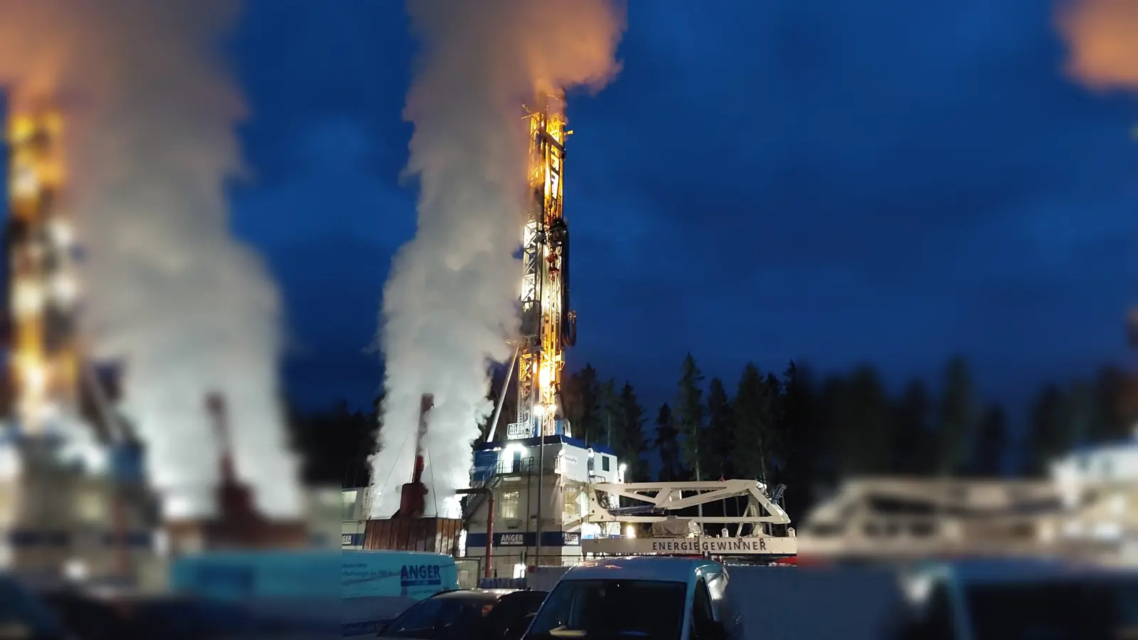  Das heiße Wasser aus Laufzorn II hat eine gigantische Dampfwolke aufsteigen lassen. (Foto: Erdwärme Grünwald)