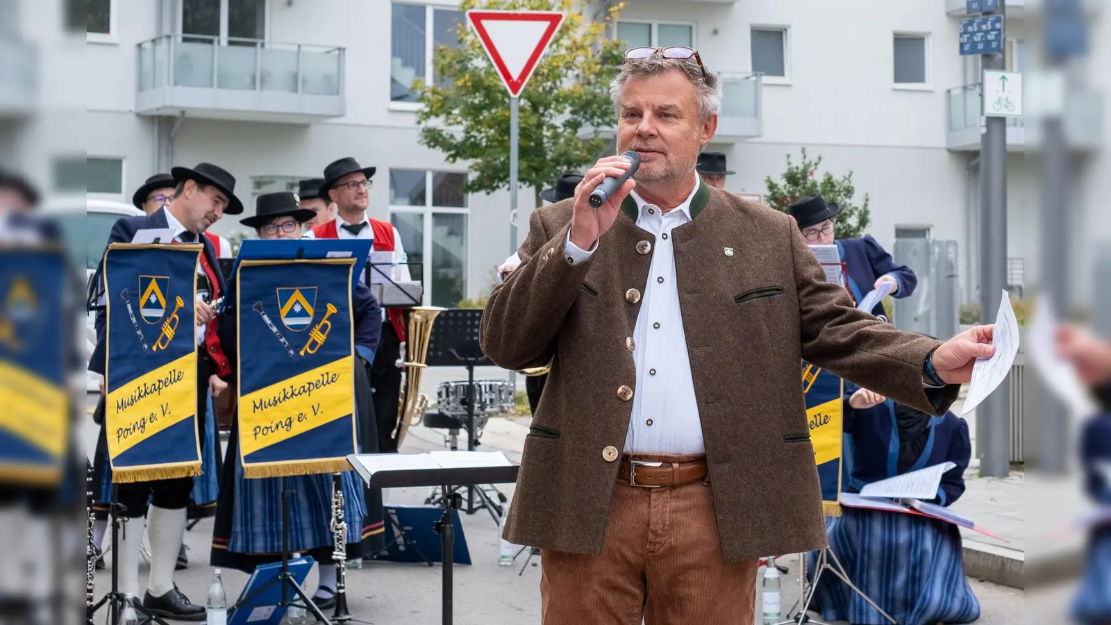 Der Zweite Bürgermeister Reinhard Tonollo begrüßte die zahlreichen Gäste des Markt- und Klimasonntags. (Foto: Reinhold Petrich)