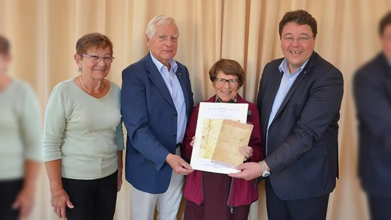 Freuten sich über das besondere Geschenk von Marion  Lausberg (2.v.r.): Museumskustodin Gudrun Heinrich (l.),  Museumsleiter Jan Murken (2.v.l.) und Bürgermeister Thomas Loderer.	 (Foto: MO)