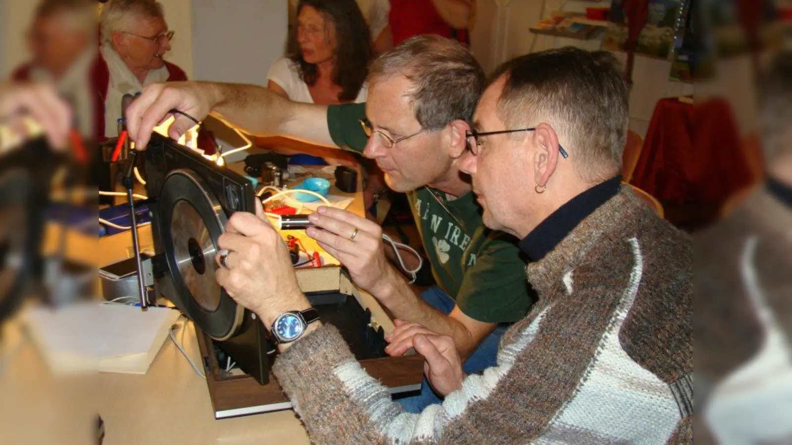 Fehlersuche beim alten Plattenspieler. Gerhard Busch inspiziert das Innenleben. (Foto: pst)