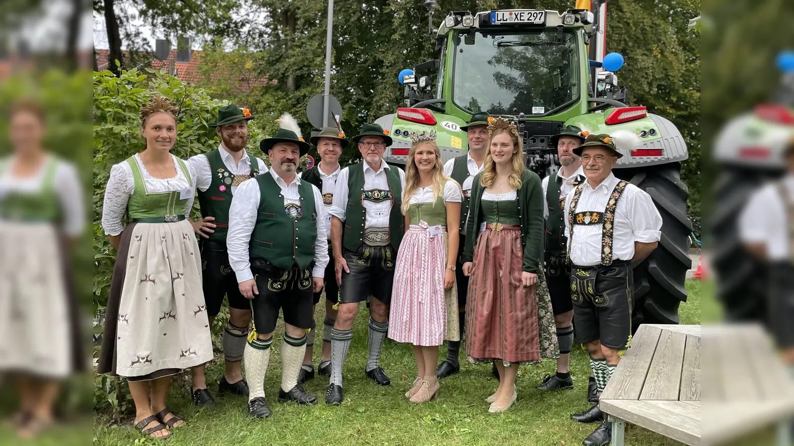 Die Waldkönigin, -prinzessin und die Milchkönigin stellen sich zum Gruppenfoto mit den d&#39; Schwuhplattlern. (Foto: pst)