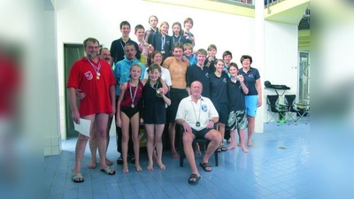 62-mal Edelmetall: Die Delegation des TSV Karlsfeld um Schwimm-Chef Hans Guldner (sitzend) sahnte in Kaufering ab. (Foto: pi)