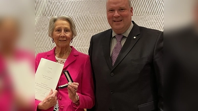 Ingrid Schröder wurde für ihren Einsatz für den Hospizverein Isartal e.V. geehrt. Landrat Christoph Göbel gratulierte herzlich zur Verleihung.  (Foto: hw)