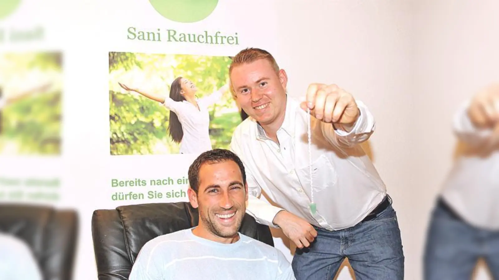 Victor Schiau (l.) will nach seinem 33. Geburtstag aufhören zu rauchen. Hypnosetherapeut Nico Mulatz soll ihm dabei helfen.	 (Foto: Kirsten Ossoinig)