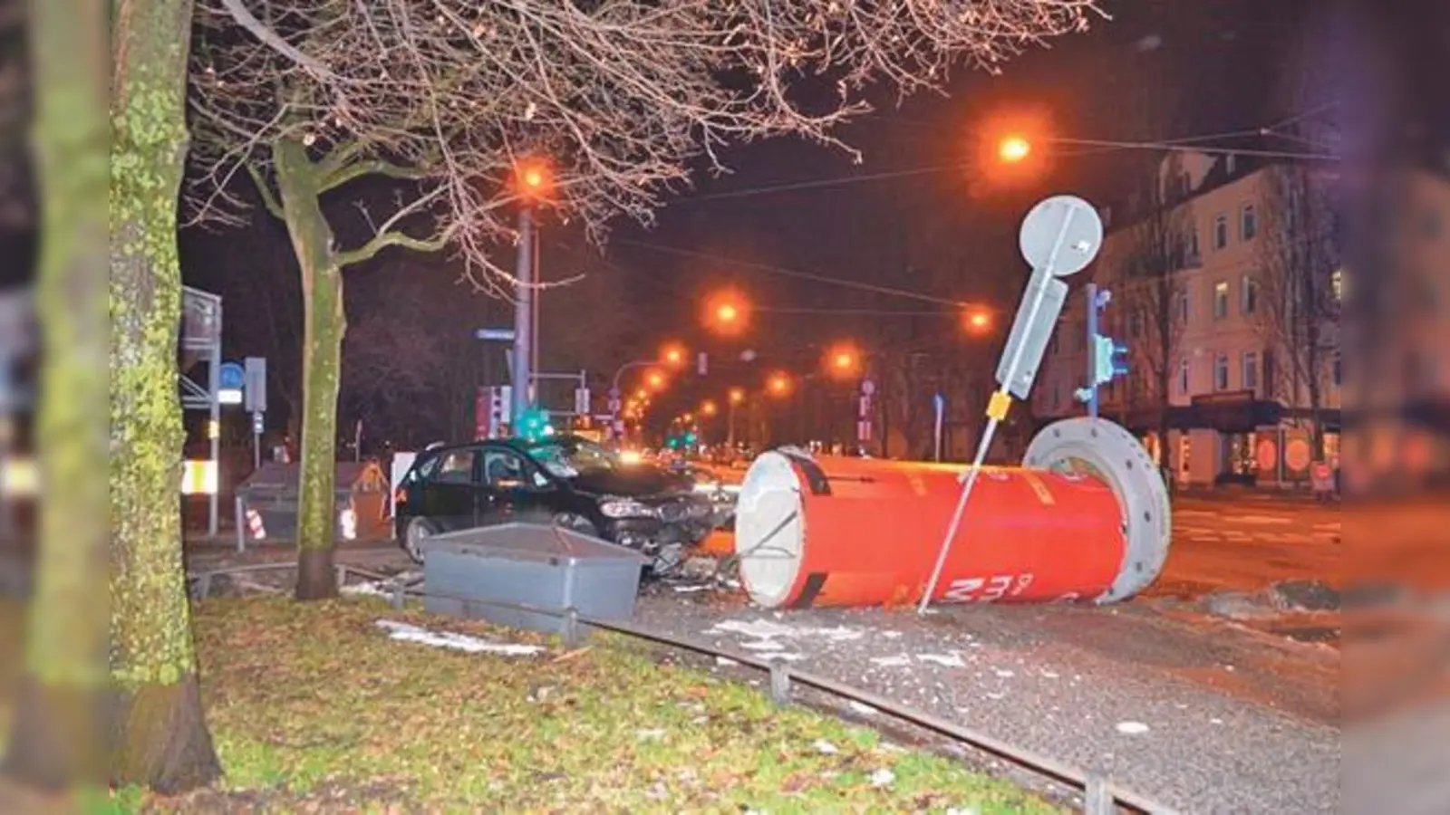 Rätselhaft: Vor dieser Litfaßsäule endete die Flucht des bislang unbekannten Täters.  	 (Foto: Polizei)
