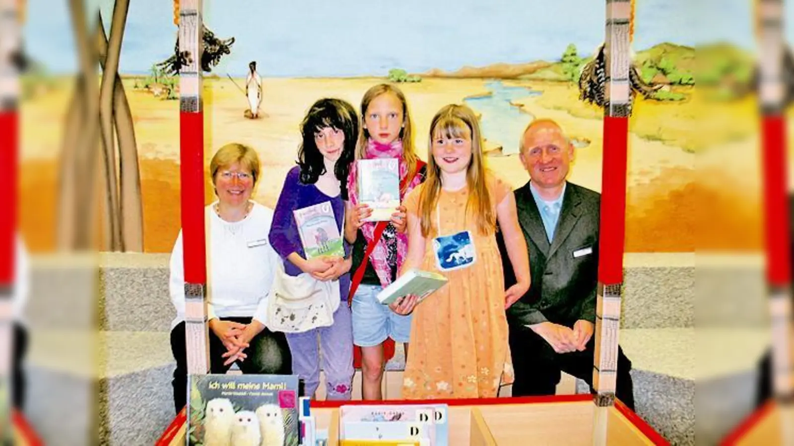 Südseefeeling bekommen Samanta, 10, Paulina, 11, und Hanna, 8, zwischen Bibliotheksleiter Gerhard Hartmann und seiner Stellvertreterin Angelika Göricke in der neuen Kinderecke in der Stadtteilbibliothek Ramersdorf.  (Foto: aha)
