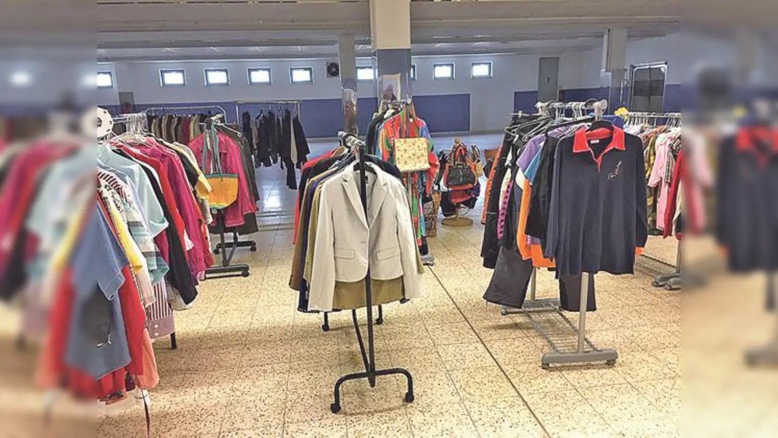 Die Öffnungszeiten der Neufahrner Kleiderkammer sind immer donnerstags von 16 bis 18 Uhr. 	 (Foto: VA)