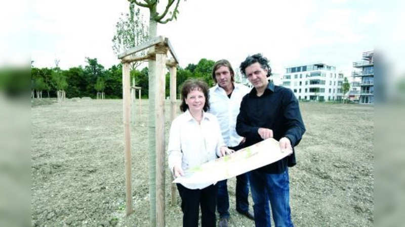 Die Hirschgarten-Erweiterung läuft. Derzeit entsteht der ca. 2,5 Hektar große Vorpark, in den Obstbäume gepflanzt werden: v.l. Gudrun Piesczek (Projektleitung aurelis), Stephan Huber (t17 Landschaftsarchitekten), Wolf D. Auch (realgrün Landschaftsarchitekten). (Foto: pi)
