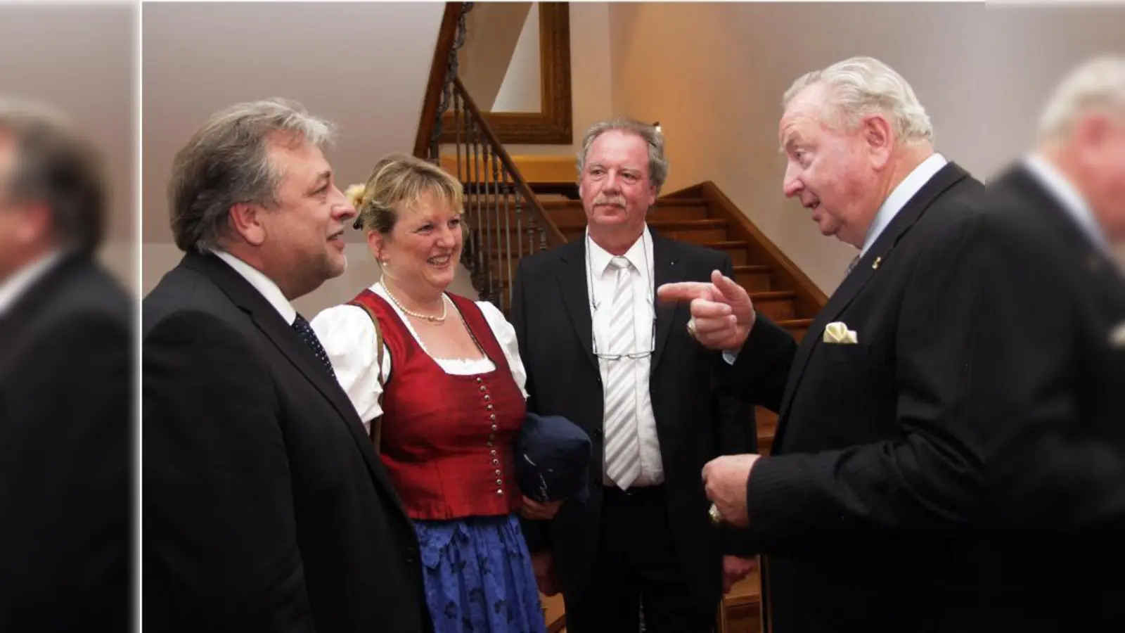 Firmengründer Rex Maughan (rechts) und Baukoordinator Theodor Baumeister (Mitte) begrüßen hier den Stadtrat und Bezirksausschussvorsitzenden Josef Assal mit Gattin Monika beim Festakt. (Foto: Eva Schraft)