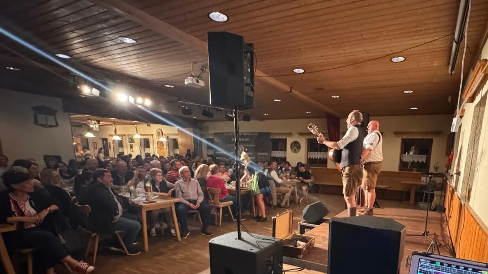 Bis auf den letzten Platz gefüllt. Das Starkbierfest des SV Berglern. (Foto: Zott)