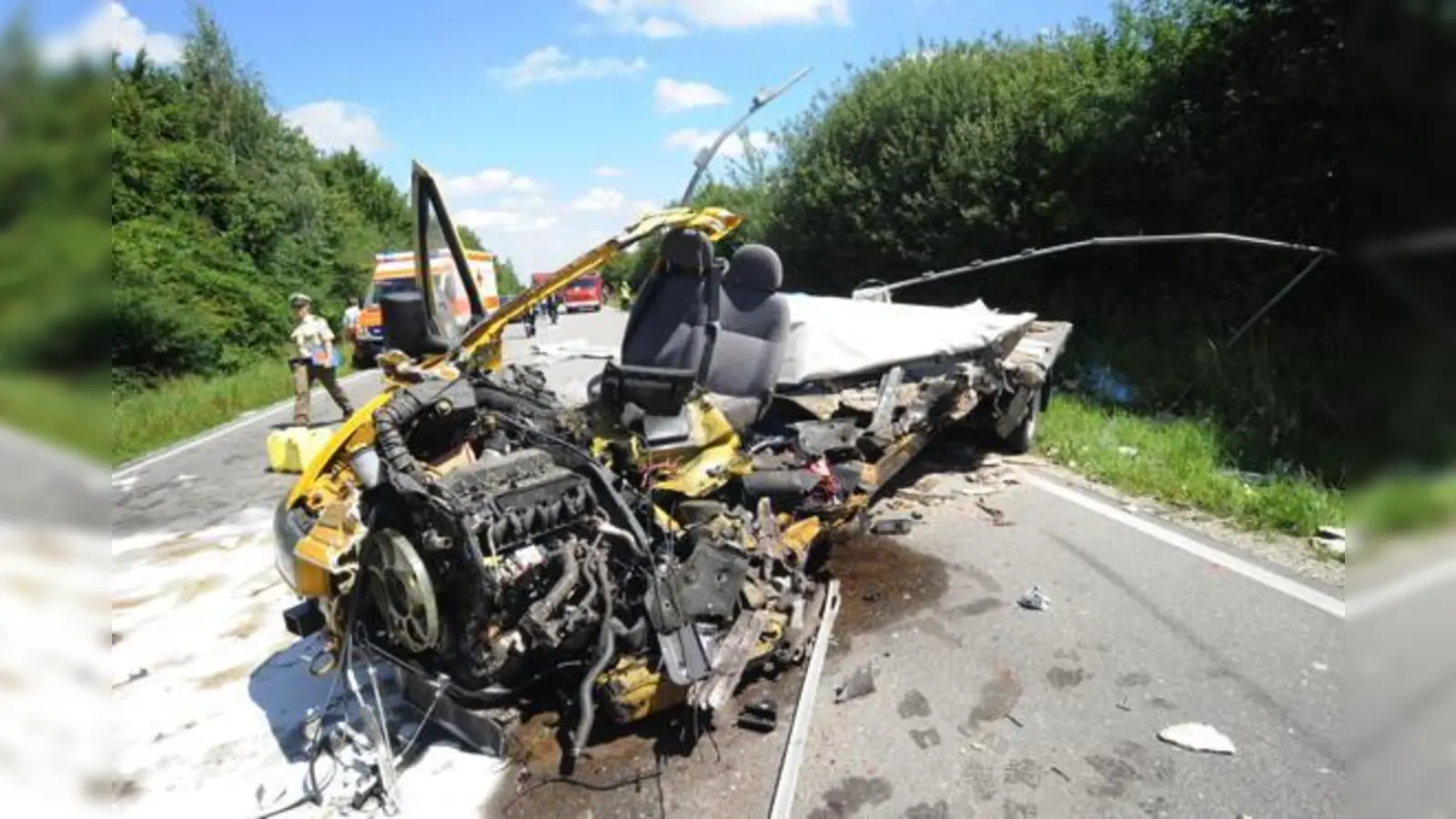Unfassbar: Aus diesem Wrack konnten die Retter den Beifahrer mit schwersten Verletzungen, aber lebend befreien. Der Fahrer des Klein-Lkw starb bei dem Unfall. 	 (Foto: dig-press)