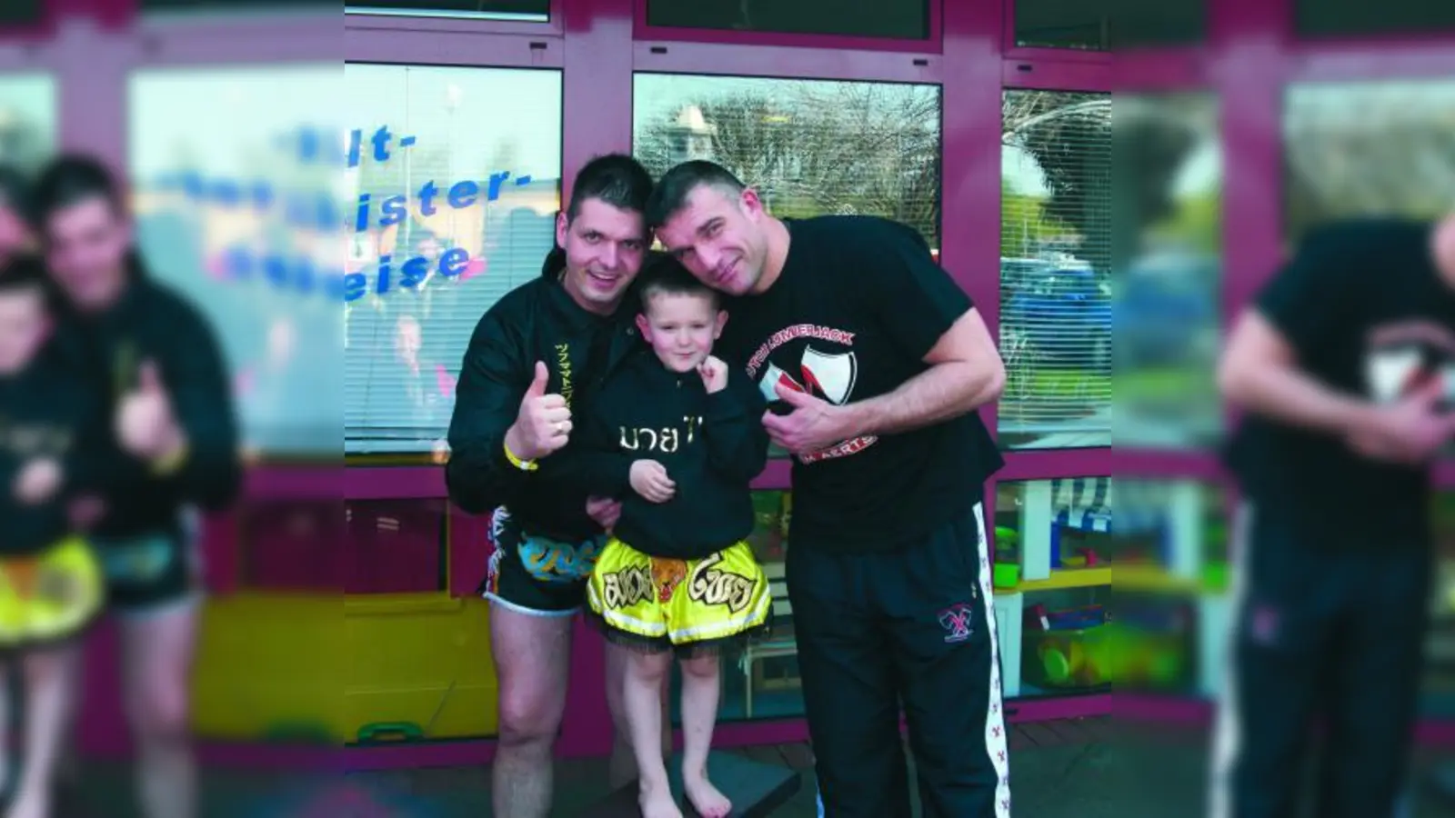 Mark und Marino Wieser zusammen mit K-1 Champion Peter Aerts (re.). Der fünfjährige Marino war der jüngste Teilnehmer .Er hat schon mit 2,5 Jahren mit dem Thaiboxen begonnen. (Foto: pi)