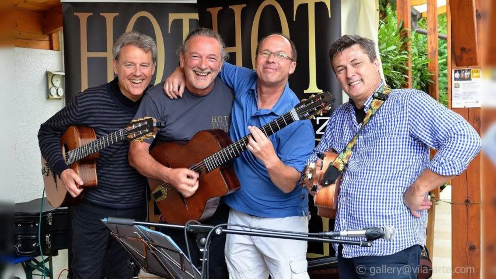 Werner Heckmann (3.v.l.) bedankte sich für die gute Stimmung bei der Band „Hot Club Dachau” (v.l.): Alexander Harnisch, Edin Cerovac und Alexander Sabo (l.). (Foto: Musik Heckmann)