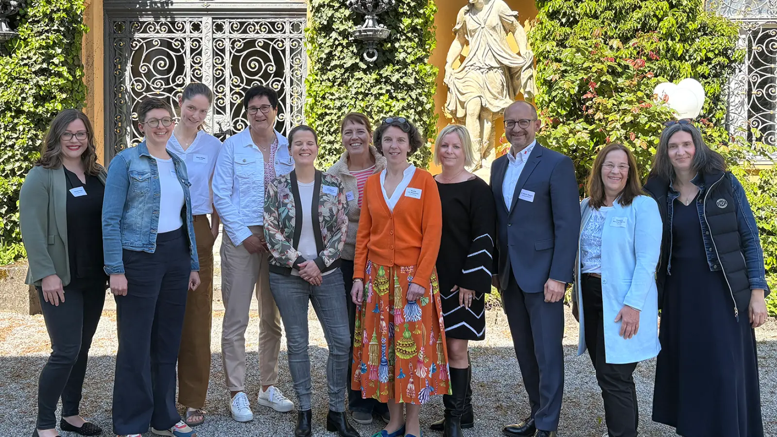 Waren beim Fachtag dabei (v.l.): Daniela Pätzel (Landesgeschäftsstelle BRK), Karolin Schneider, Diana Stieber und Michaela Heining (Referentinnen), Julia Storch, Claudia Kobschätzky, Amélie von Wissmann und Birgit Hildenbrand (BRK Starnberg), Martin Rieger (Bezirksgeschäftsführer, BV Oberbayern) sowie Christine Monzner-Marxer und Sybille Schmitz (Referentinnen). (Foto: BRK)