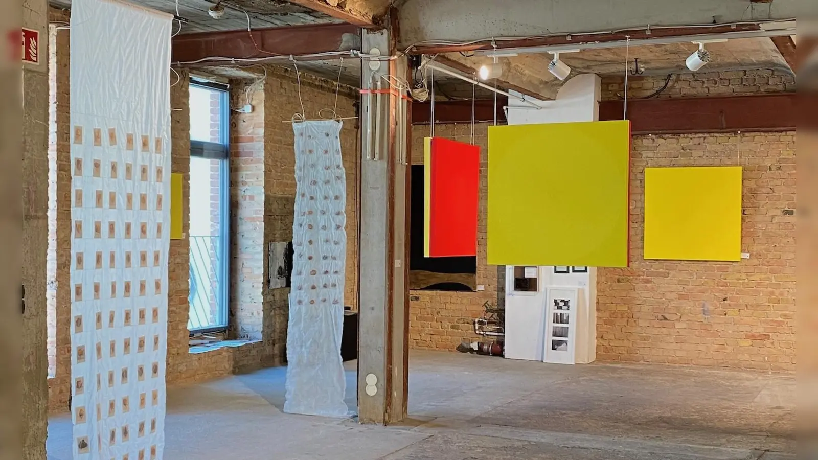 Die subtile Kraft der Farben kommt bei dieser Ausstellung zum Tragen. (Foto: Elke Reis)