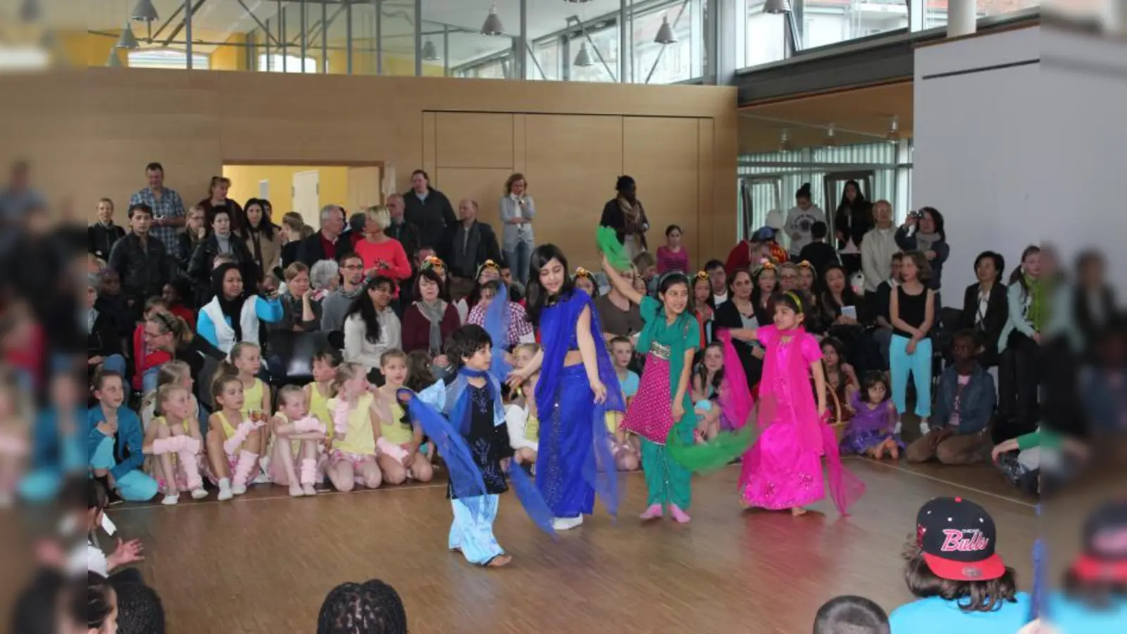 21 Tanzgruppen mit insgesamt 132 Tänzern traten beim 25. Tanzwettbewerb des Projektes Freudentanz auf: Lava, Mahidiyeh, Masdomeh und Zeynab begeisterten das Publikum mit einer Bollywood-Choreografie. (Foto: SE)