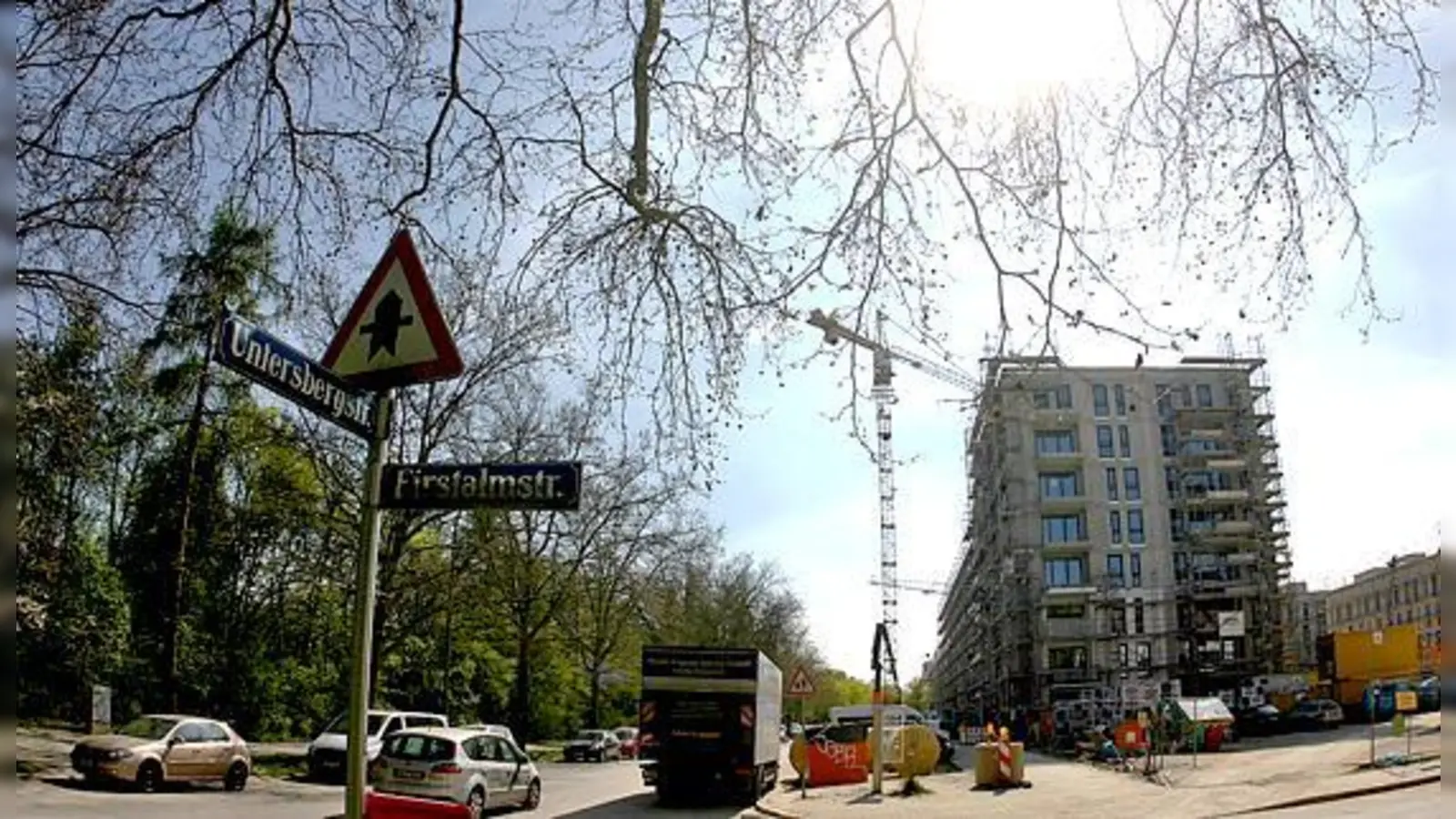 Viel an Belastung haben die Menschen im Bereich der Untersbergstraße durch die Großbaustelle gleich nebenan zu ertragen. Derzeit zeugen hier sogar schmutzige Straßenschilder von den Umwälzungen in der Nachbarschaft.	 (Foto: HH)
