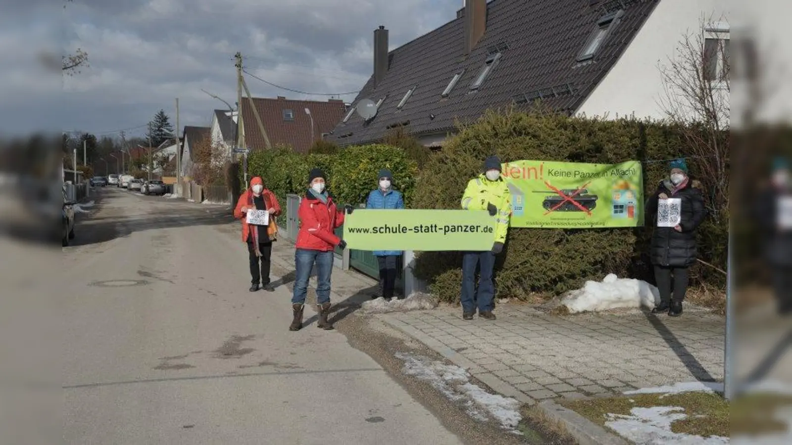 „Schule statt Panzer” - das fordern die Vertreter der gleichnamigen Bürgerinitiative, die gegen die Genehmigung der Panzerteststrecke von Krauss-Maffei Wegmann in der Nähe der Ludwigsfelder Straße kämpft. (Foto: BI)