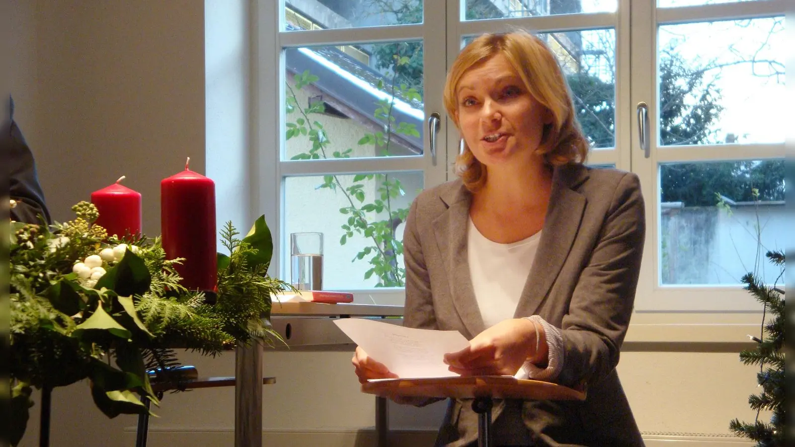 Ursula Trischler ist eine der Vorlesenden, die in der Mohr-Villa Adventsstimmung verbreiten.  (Foto: Mohr-Villa Freimann e.V.)