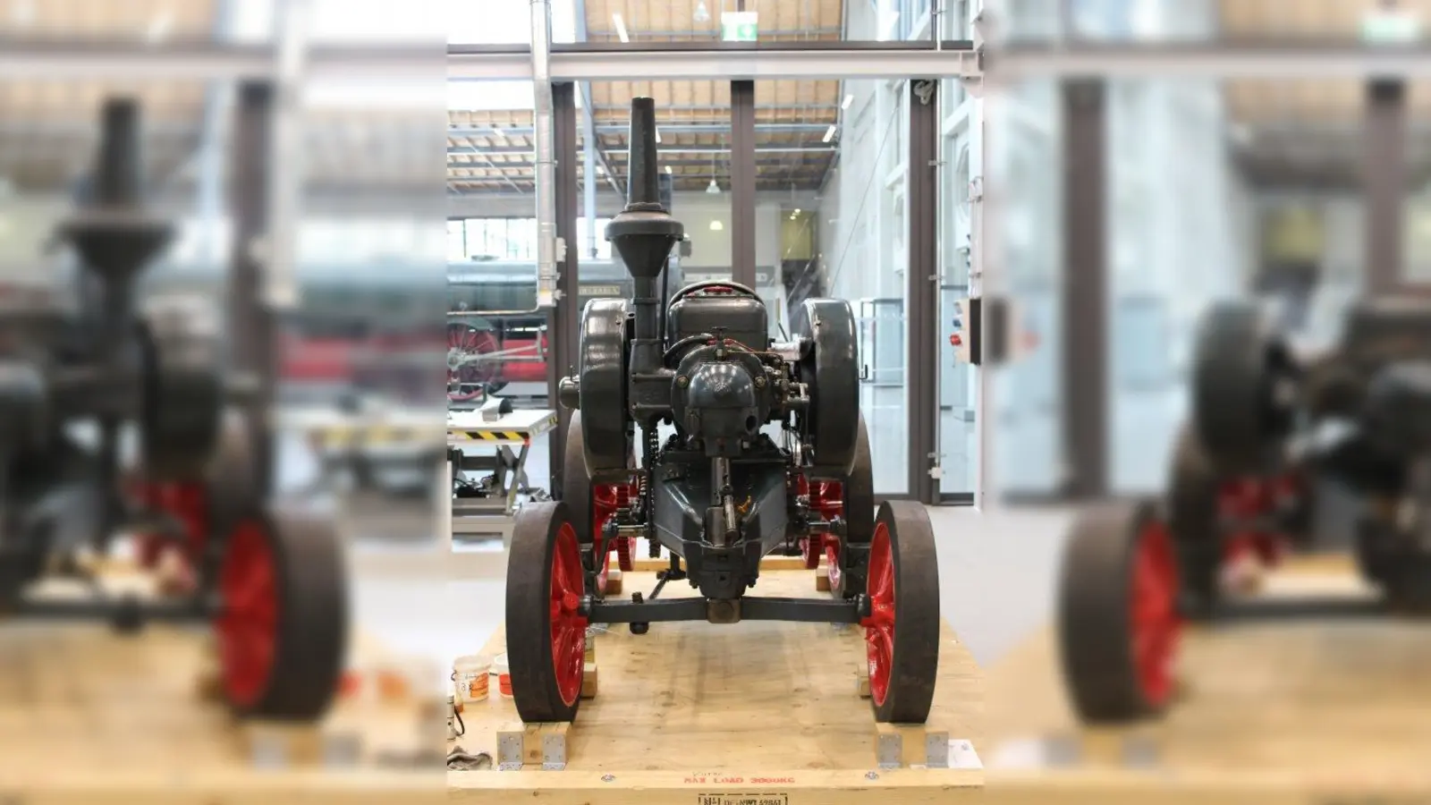 Der vor 99 Jahren gebaute Lanz-Bulldog mit seinen neuen Rädern. (Foto: Deutsches Museum)