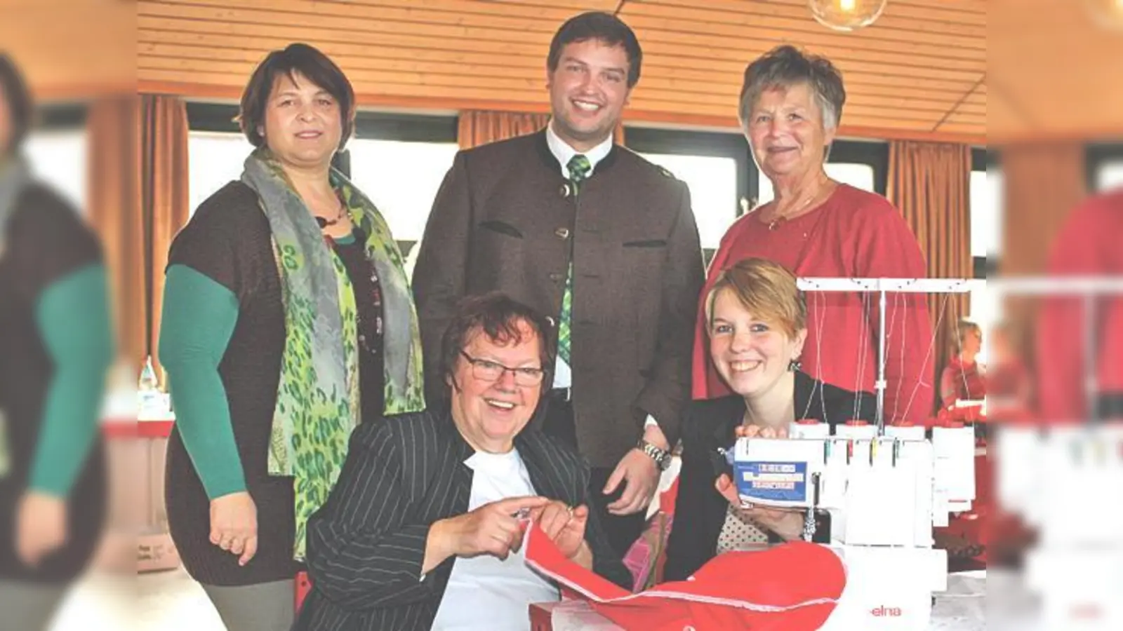 Der Verein Dorf(er)leben freute sich über eine Spende für die Anschaffung einer Overlok-Nähmaschine für die Kreativkurse. 	 (Foto: VA)