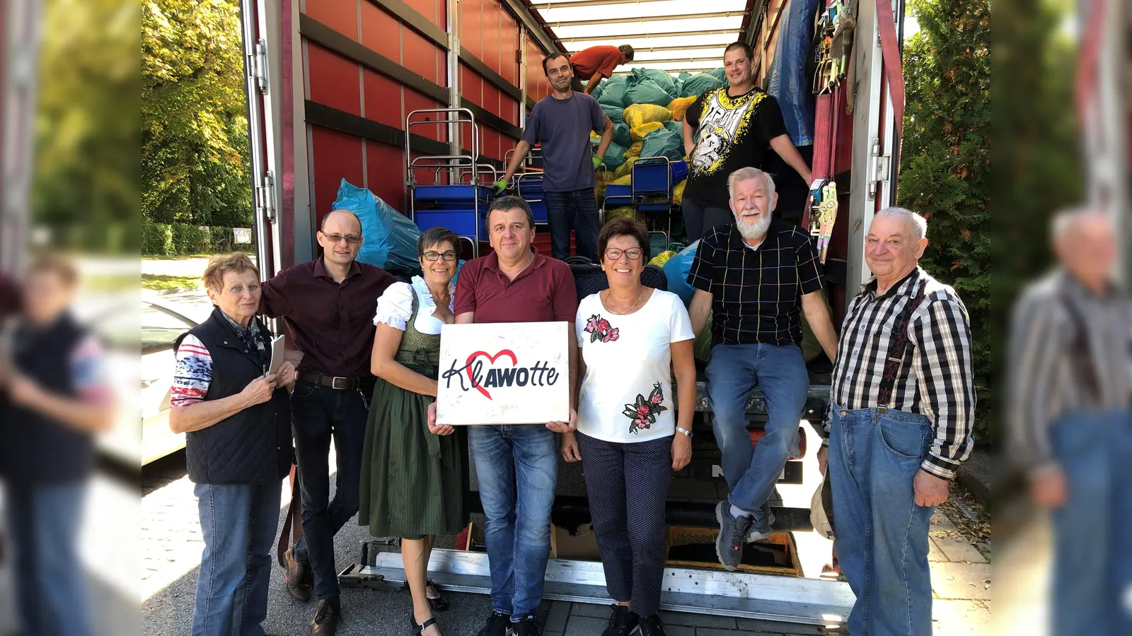 Friderun Krems (l.) und Klawotte-Leitung Ulrike Konrads (3.v.l.) haben mit Helfern den Lkw beladen.  (Foto: VA)