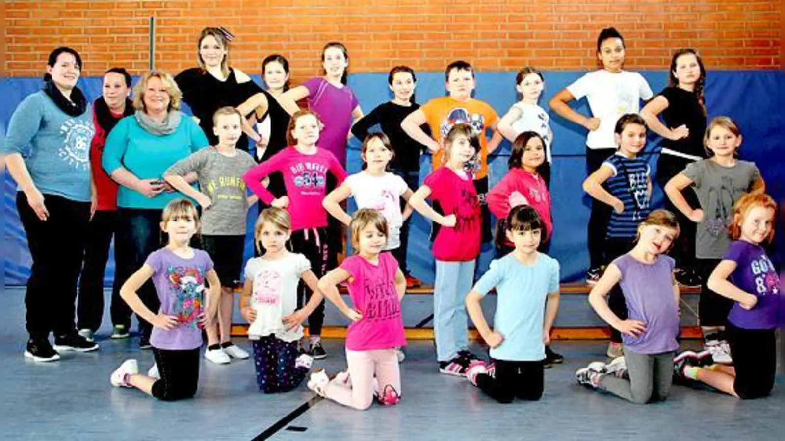Jeder Cheerleader hat mal klein angefangen: Die Twinkles sind die nächste Generation der Erding Bulls Cheerleader.	 (Foto: Jens Orzschig)