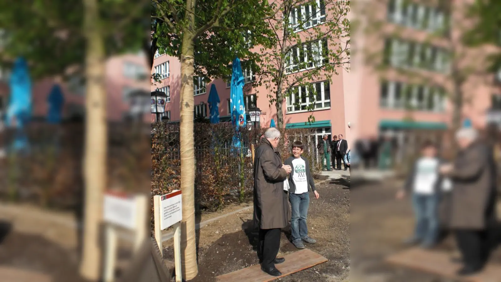 Vor der Präsentation seiner Initiative vor über hundert Münchner Schülern pflanzte Felix Finkbeiner zusammen mit Brian McGinley, Vizepräsident für Verwaltung des Europäischen Patentamtes, einen Baum am Eingang zur Kurt-Haertel-Passage. (Foto: SE)