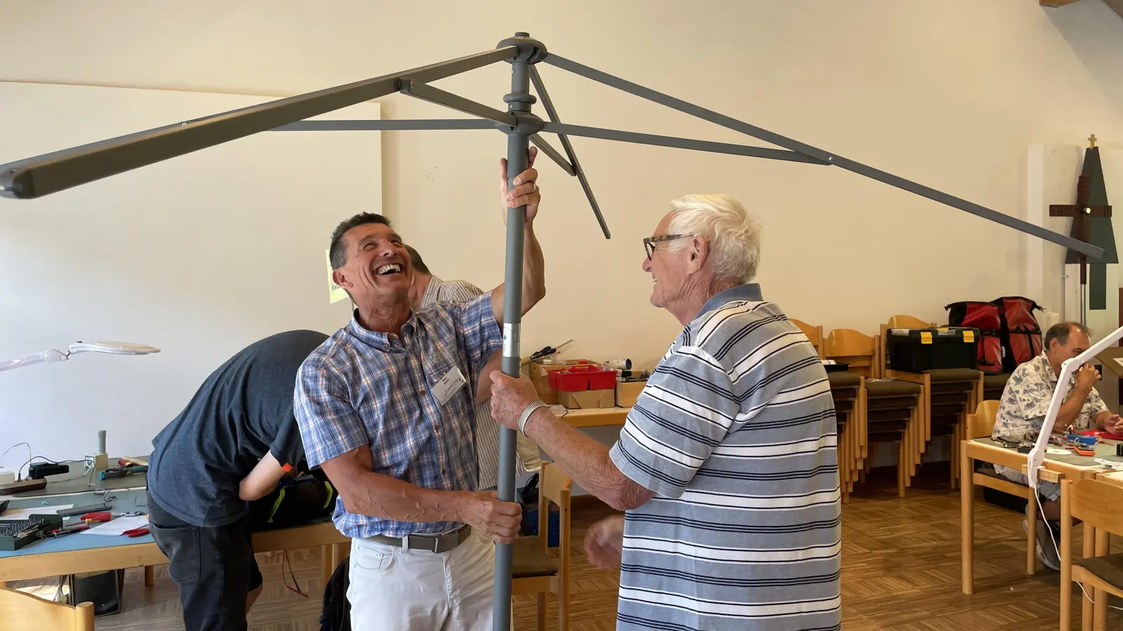 Max Eiser freut sich: Er hat den Schirmständer repariert.  (Foto: pst)