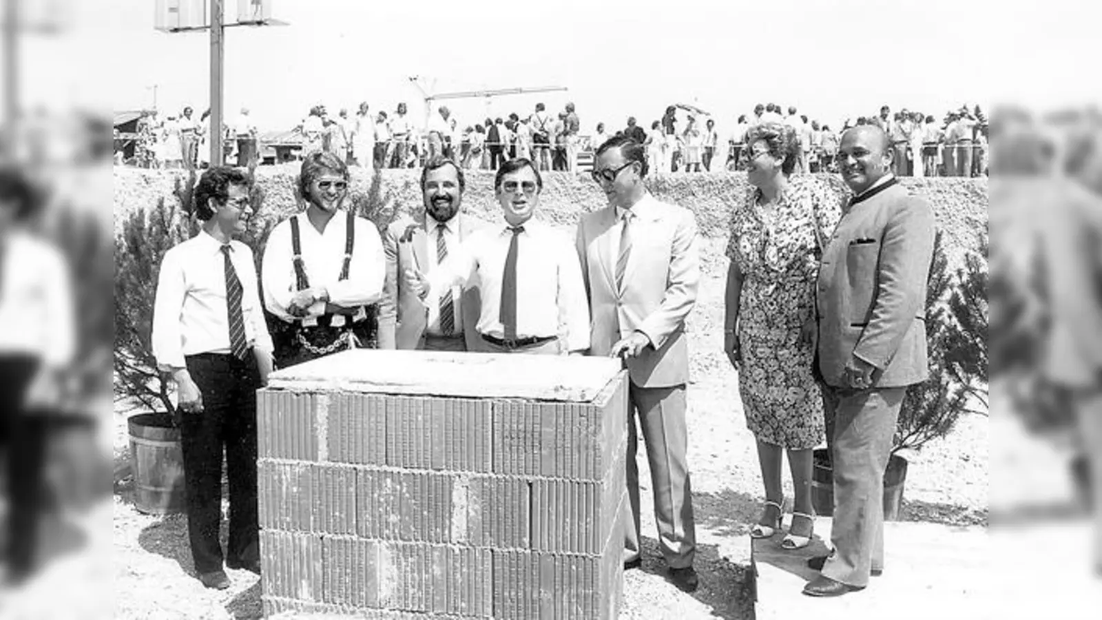 Grundsteinlegung für die Ortsmitte samt neuem Rathaus am 15. Juli 1983: Bürgermeister Engelbert Kupka (Mitte) darf handwerklich zur Tat schreiten.  (F.: Archiv)