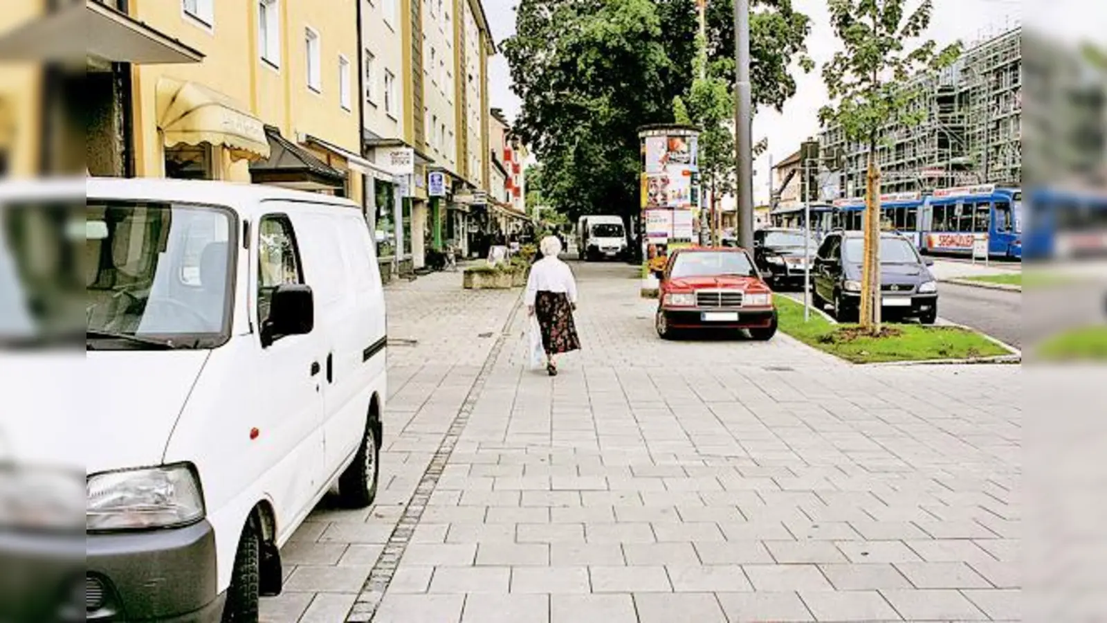 Das Gehsteigparken am Bunzlauer Platz in Moosach stört einige Bürger.	 (Foto: ws)